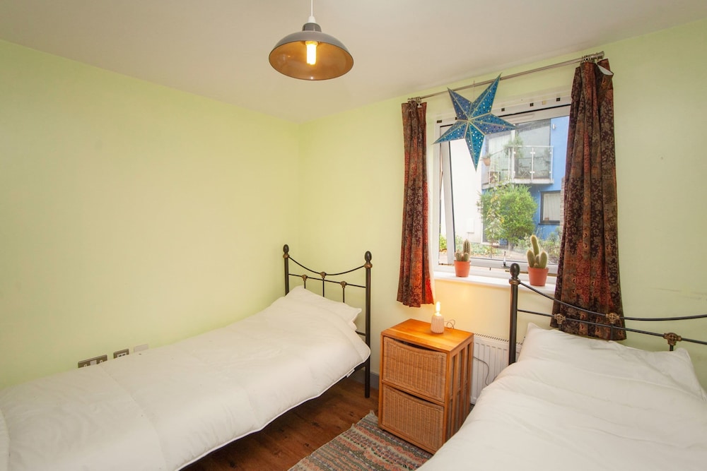 Special 3 Bedroom Townhouse With Parking in Bristol view 5