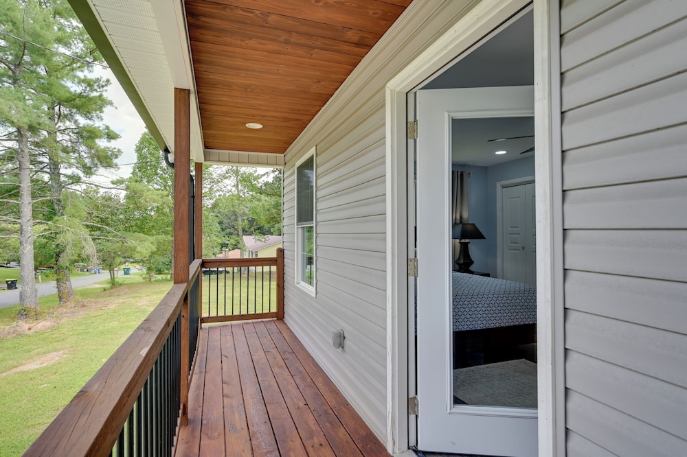 12 Mi to Downtown Winston-salem: Apt w/ Balcony!