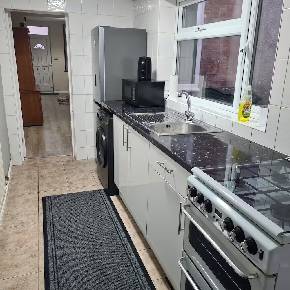 Stylish Central Home - Sleeps 4 & Private Garden