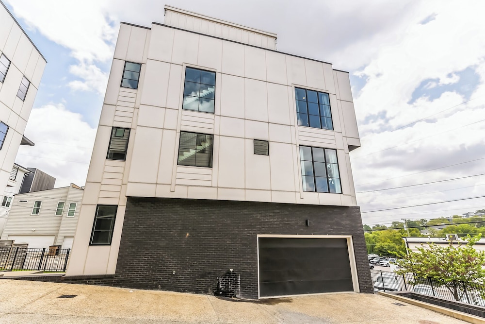 Chic Townhome for 10 W/rooftop view 2