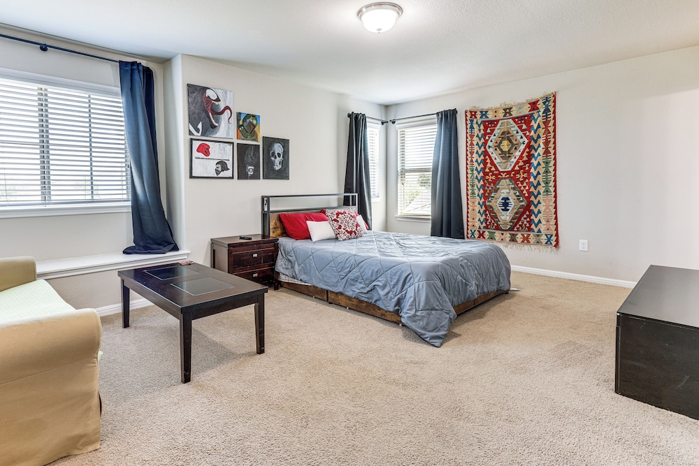 Family Home w/ Pool Access: 5 Mi to Downtown Buda!