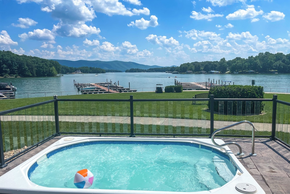 Resort Amenities & Beach Access: Huddleston Condo