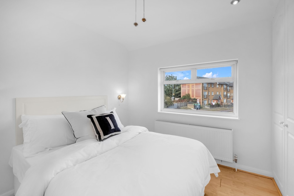 4 Bed - Sleeps 8 - Free Parking - Garden