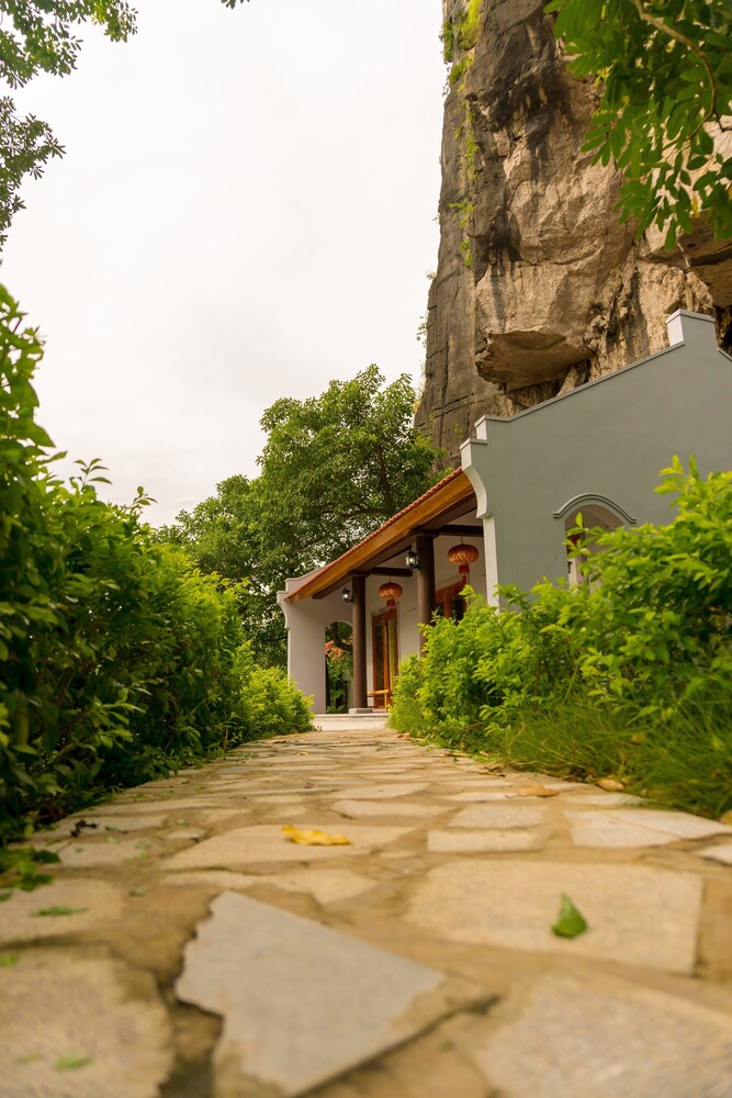 Mua Caves Ecolodge