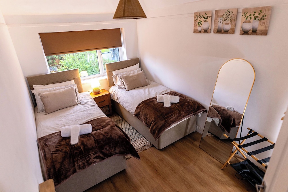 Beautiful Wythenshawe Home Near Airport With Garden & Parking Sleeps 5