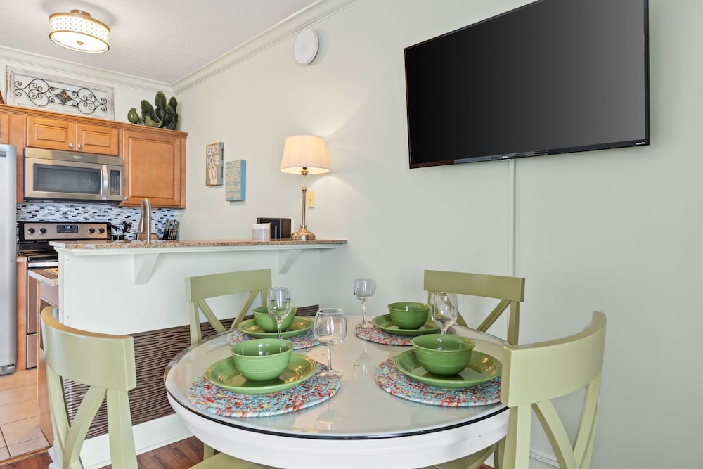 Twin Palms by Book That Condo