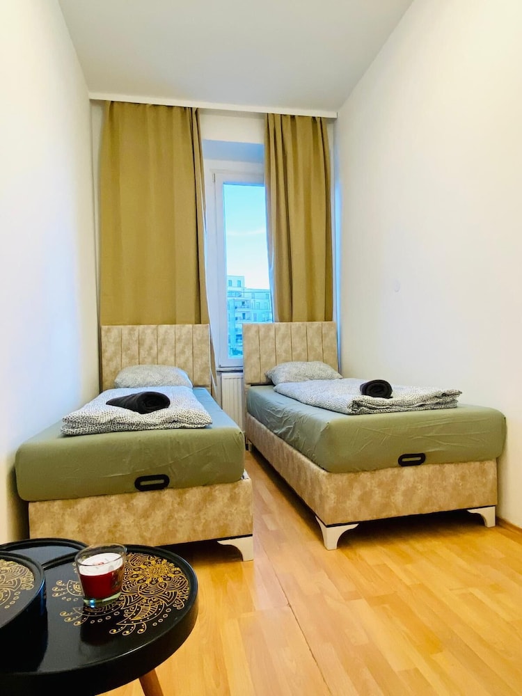 Rooms in Cozy 4BR Shared Apt Central