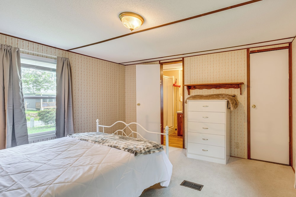 3 Mi to Badin Lake: Quiet New London Retreat