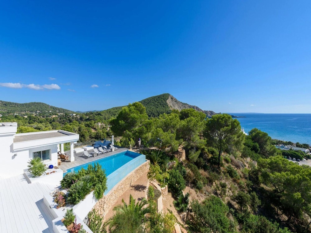 Magnificent Holiday Home With View