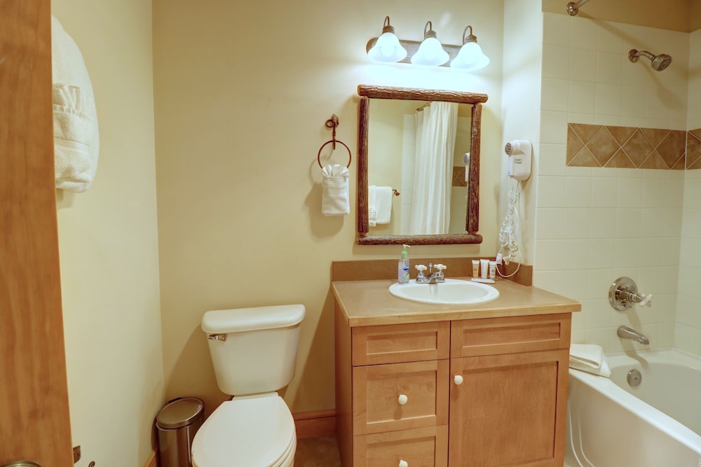 Spacious Top Floor Condo With Awesome Views and Vaulted ceilings - CS425 by Redawning