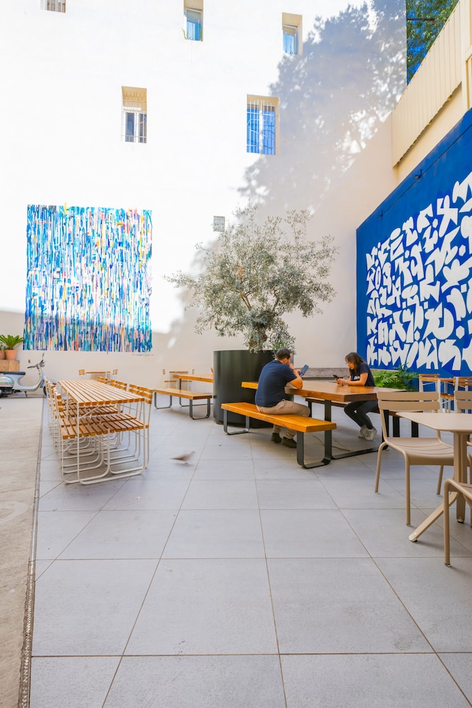 The People - Marseille - Hostel view 3