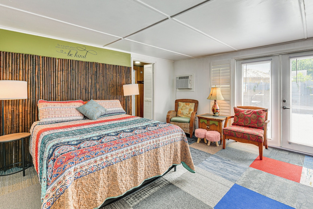 Fort Walton Beach Studio w/ Shared Pool & Patio!