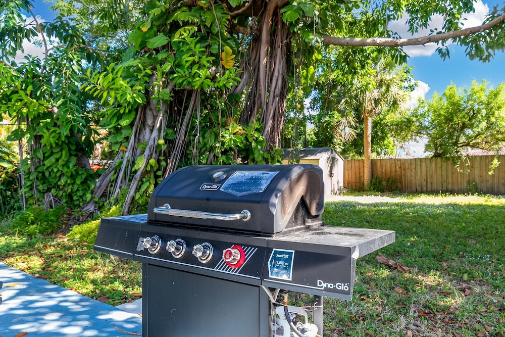 Bungalow With Large Backyard 5 min From Beach