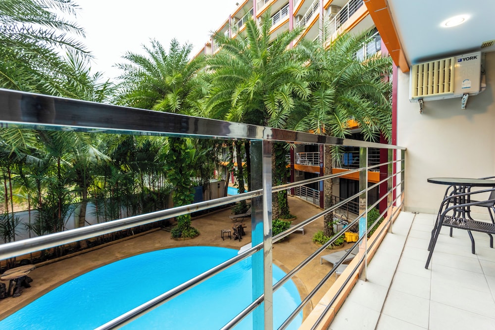 9 Swimming Pools Beach  kids Club c116