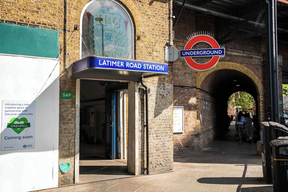 Shiny & Comfy stay with Underground links nearby!