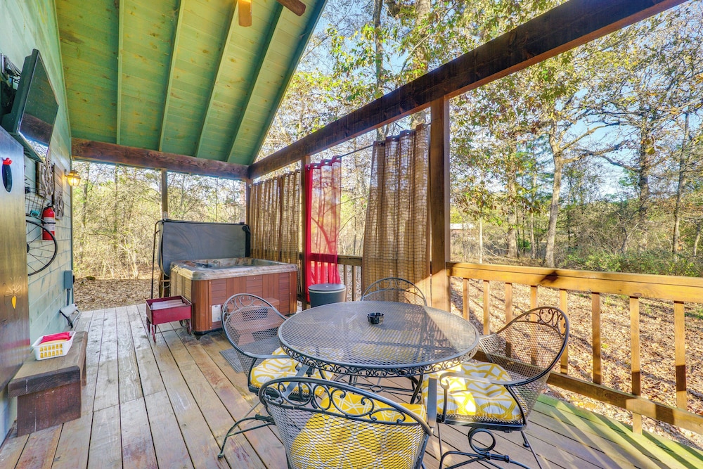 Hot Tub & Fire Pit: Cozy Cabin in Broken Bow!