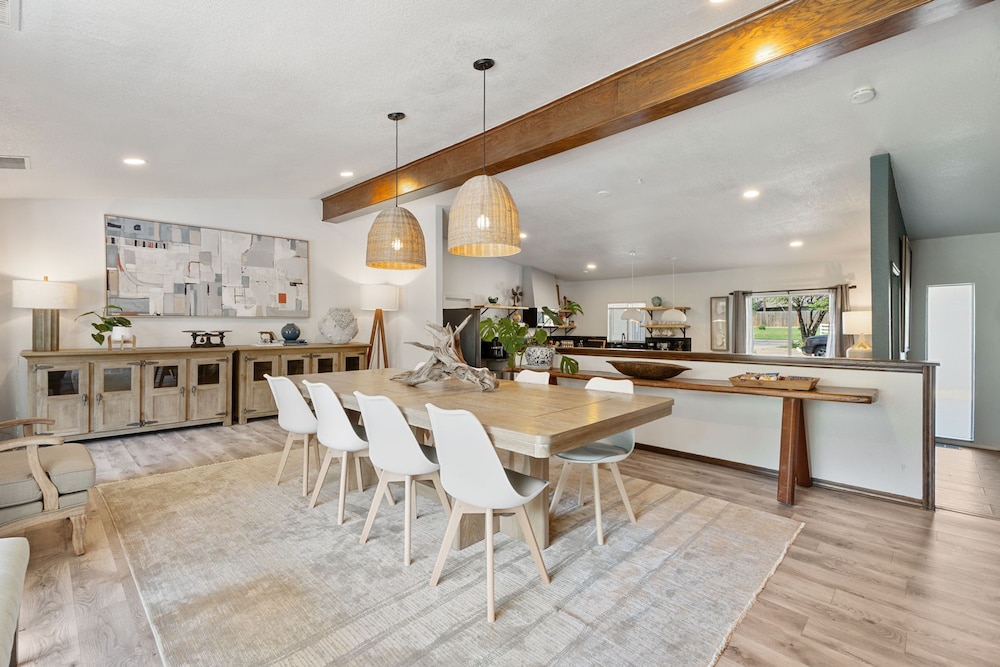 Family Home w Pool-hot Tub-large Yard-pool Table