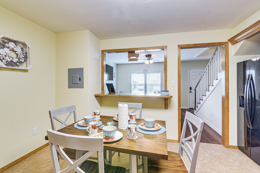 1 Mi to Historic Pleasure Pier: Galveston Home