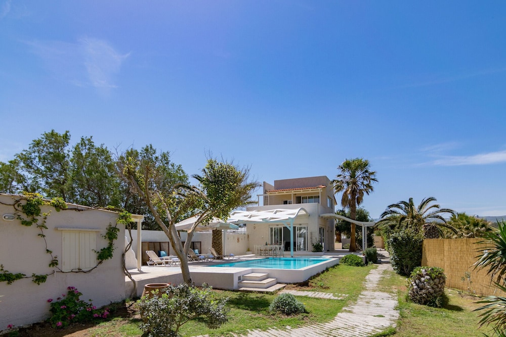 Almirikia Villa