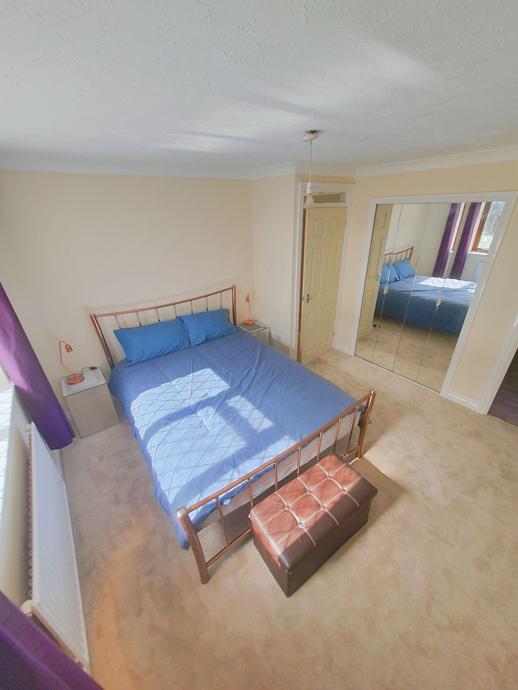Bright and Spacious Holiday Home in Bradley Stoke view 3