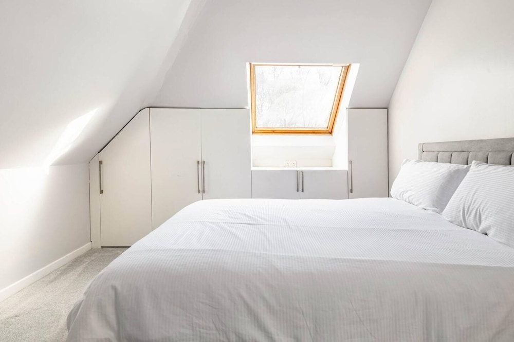 Stunning 5 Bedroom Large Apartment With Parking view 2