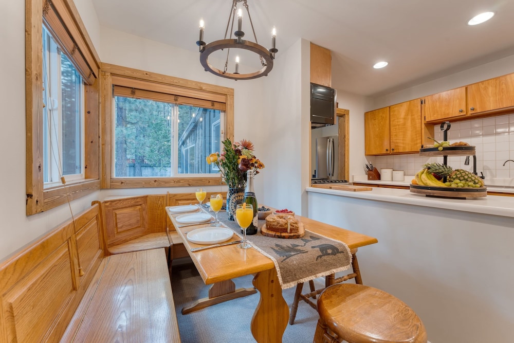 Westlake Cabin by Avantstay Hot Tub Near Skiing Walk to Restaurants Lake