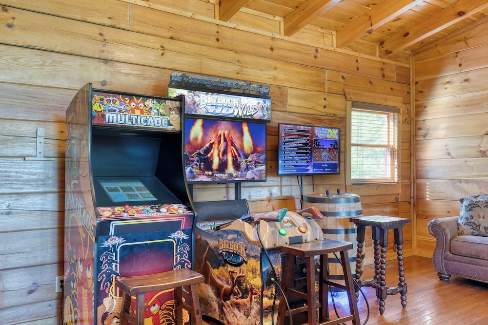 Luxury Cabin w/ Elevator, Theater & Hot Tub Near Dollywood Smoky Vista Lodge