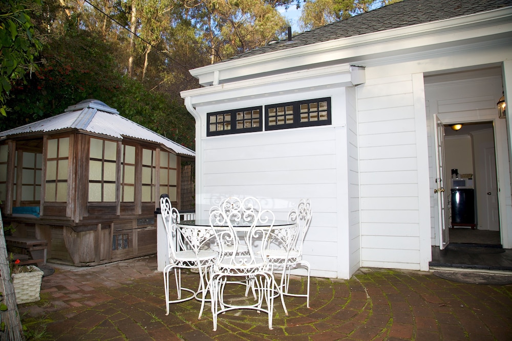 Monarch Cove Inn
