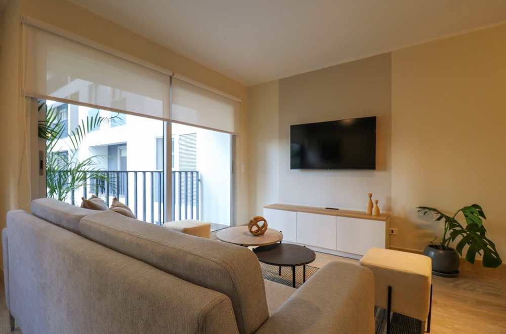 w Breathtaking 2BR With Balcony in Miraflores