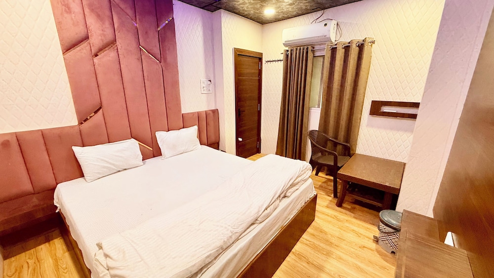Hotel S P Palace near All Prime Location