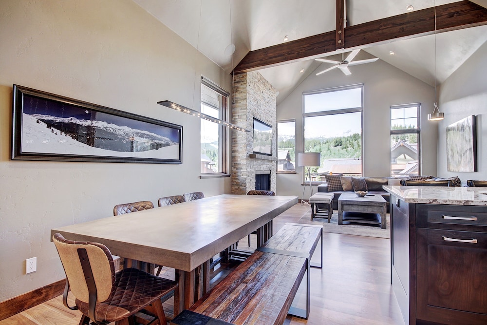 Slope View  3 Bedroom Townhouse by RedAwning