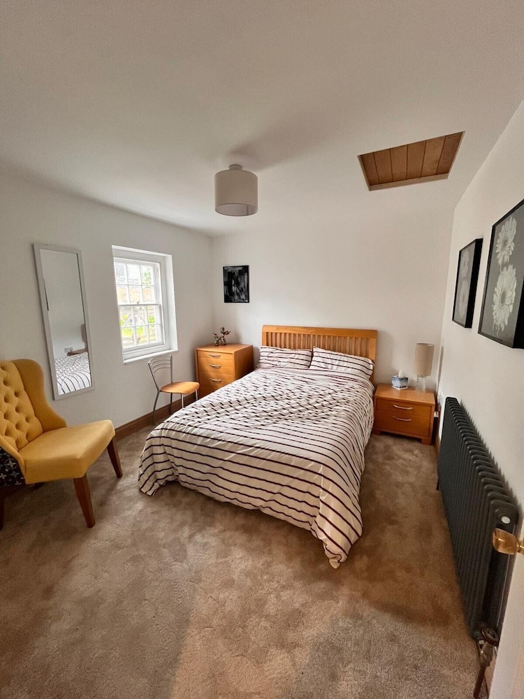 Spacious 6 Bedroom Retreat in Milford Haven