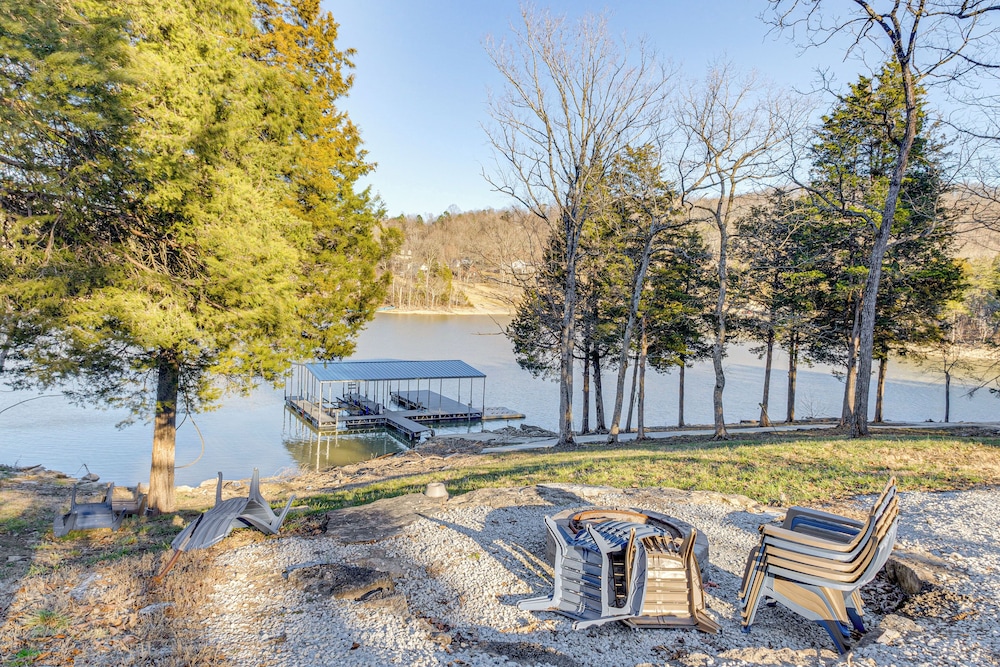 Lakefront Gem: Dock, Hot Tub & Kayak in Jacksboro