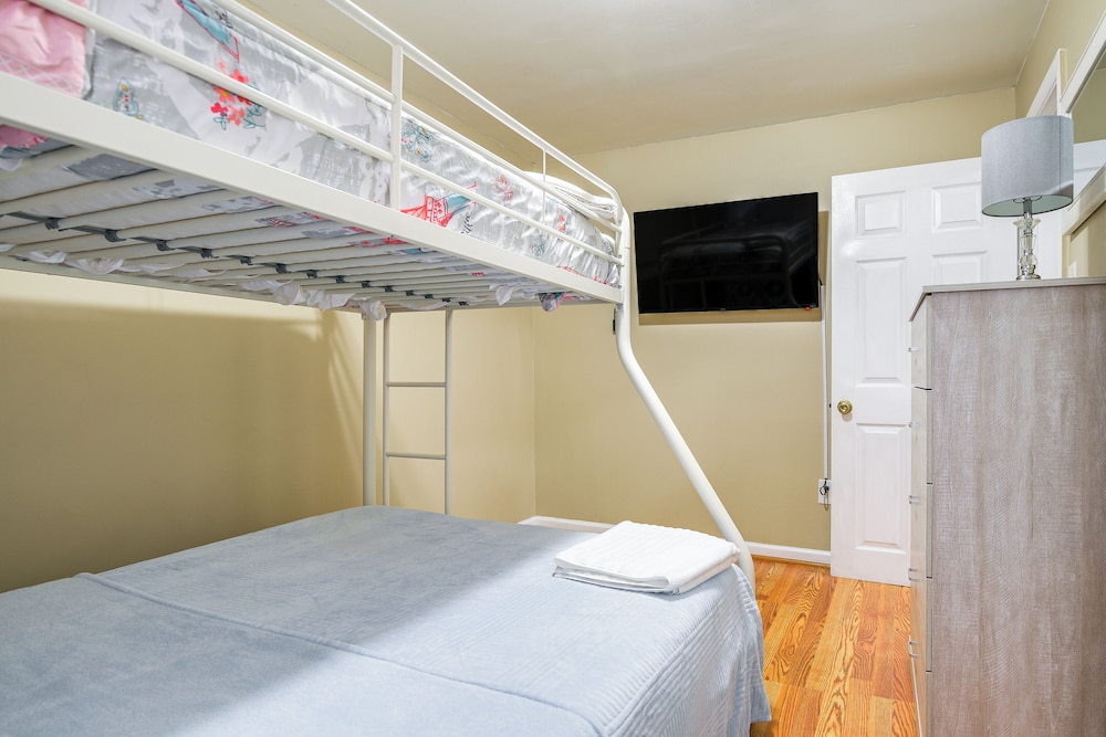 11 Mi to Downtown Baltimore: Middle River Townhome, photo 15
