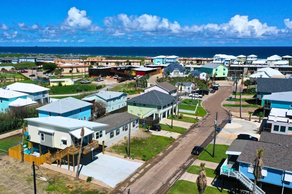 Sleeps 20 2 Modern Homes w/ Private Pool, Deck+patio 3-min Walk to the Beach