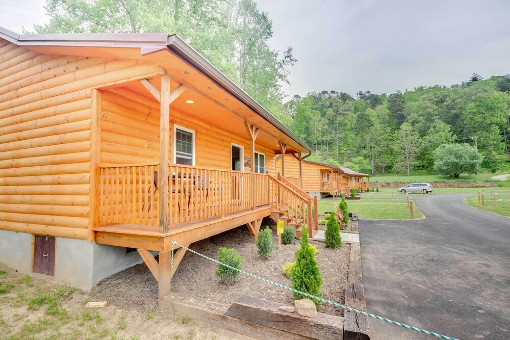 Cozy Bryson City Cabin ~ 6 Mi to Harrah's Casino! view 4