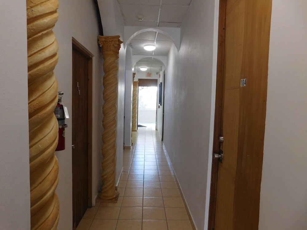 Henry's GuestHouse - Hostel