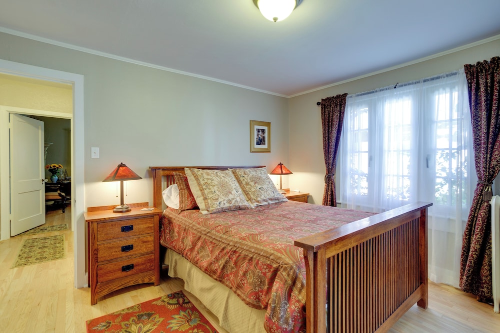 Yard & Grill: Centrally Located Denver Retreat!