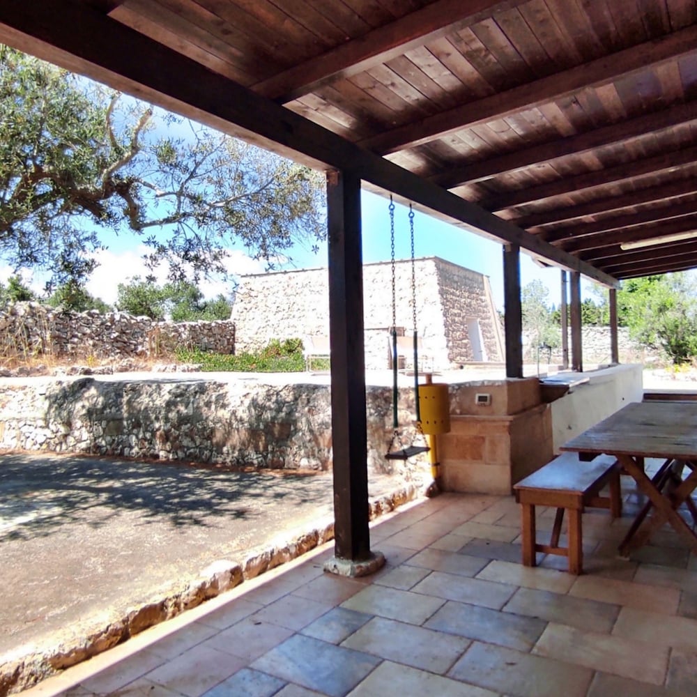 Villetta Paduli - Immersa nel Verde con Vista Mare e Giardino Privato