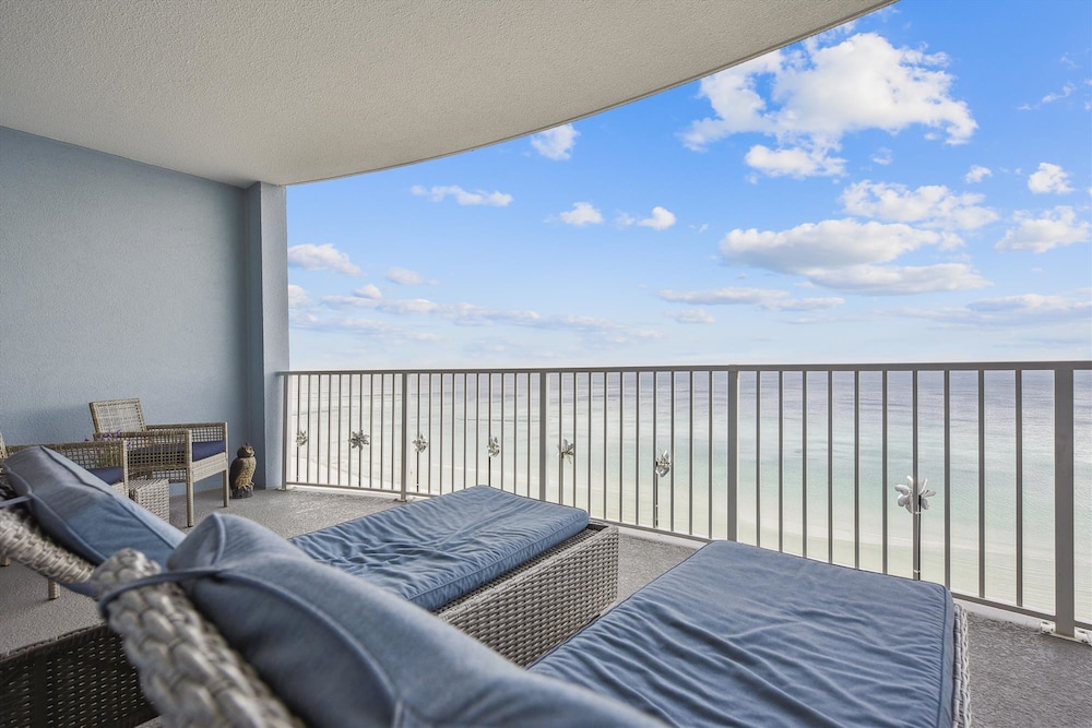 Twin Palms by Book That Condo