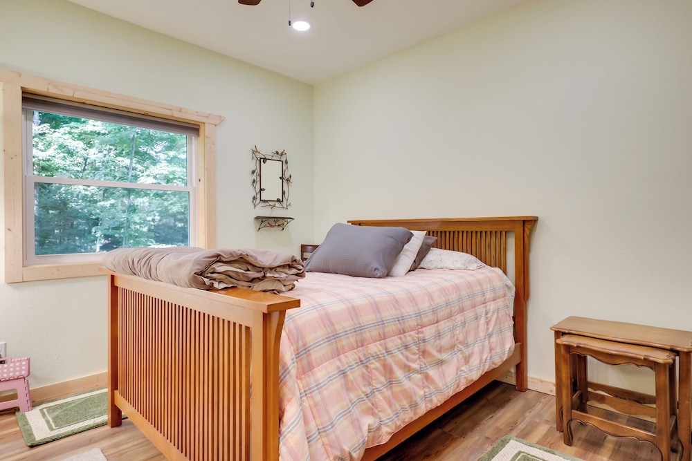 Paddle, Play & Relax: Home w/ Pioneer Lake Access!