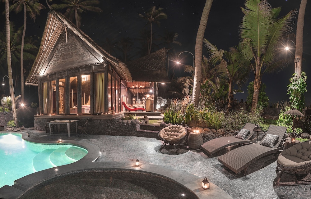 Absolute Beachfront Romantic Villa Laut