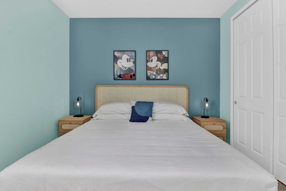 Sleeps 20! 9bdr, Star Wars-themed Game Room, Pool, Hot Tub Nassau by Avantstay