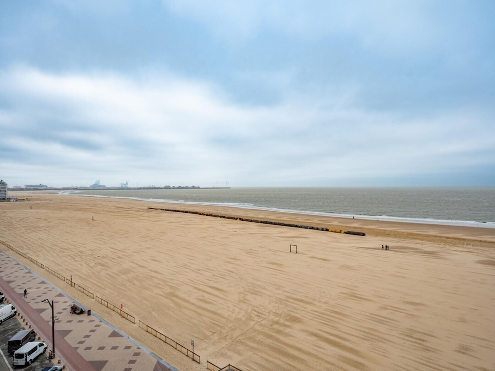 Spacious 9-guest Knokke Apt