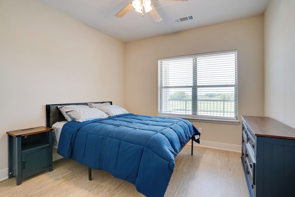 Commute to Fort Worth: Newly Built Apt w/ Pool