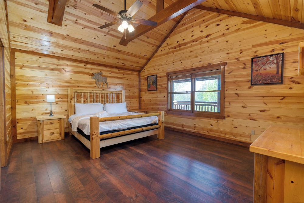 Dolly's Lodge by Avantstay Sleeps 28 - Luxe Smokies Cabin Game Room, Hot Tub, Views, Near Attractions