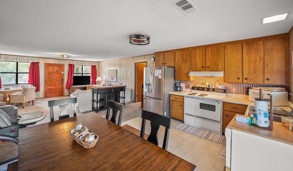 Coastal Charm With Canal Views - 419 Tarpon Blvd, Fripp Island