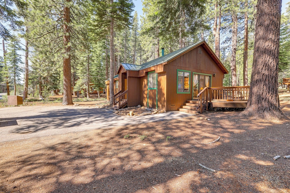 Quiet Truckee Retreat w/ Deck, 5 Mi to Donner Lake