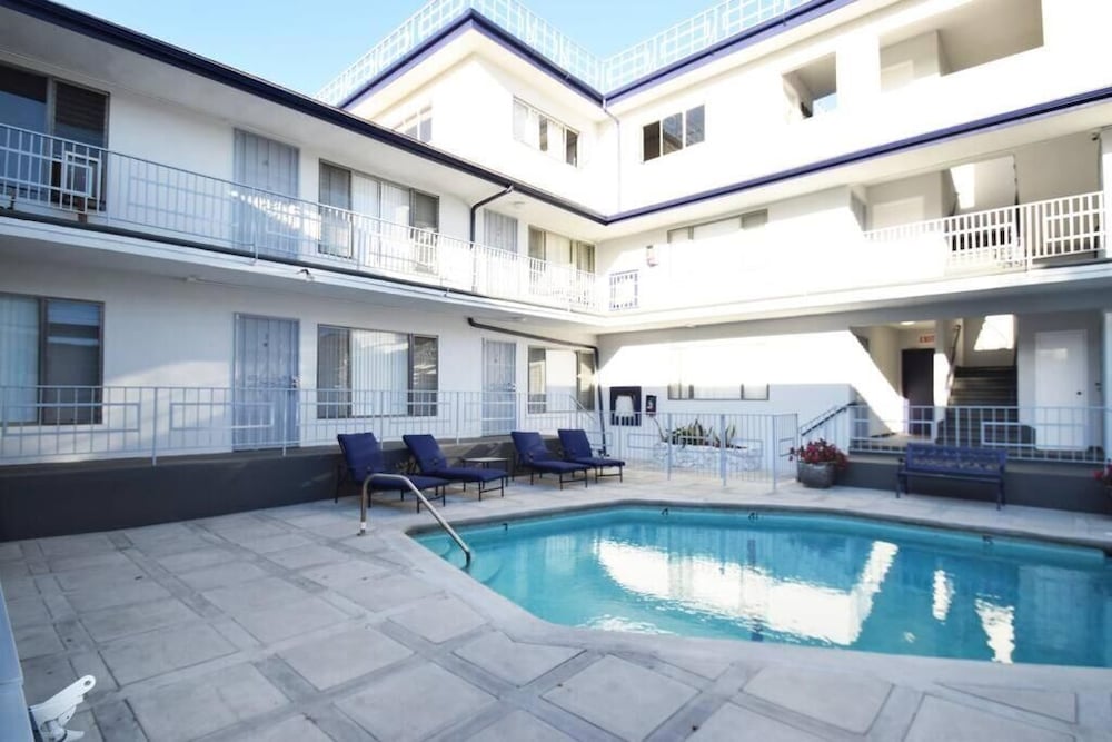 Hollywood Business Suites