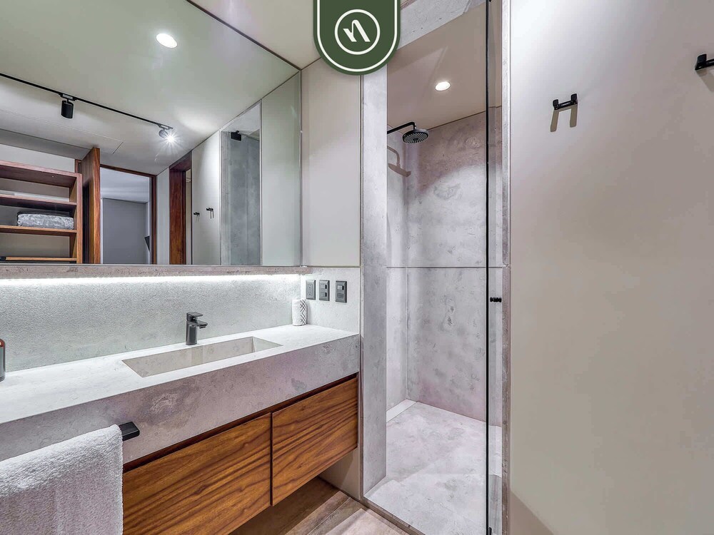 Luxury 4BR Oceanfront Condo - Private Beach - Pool